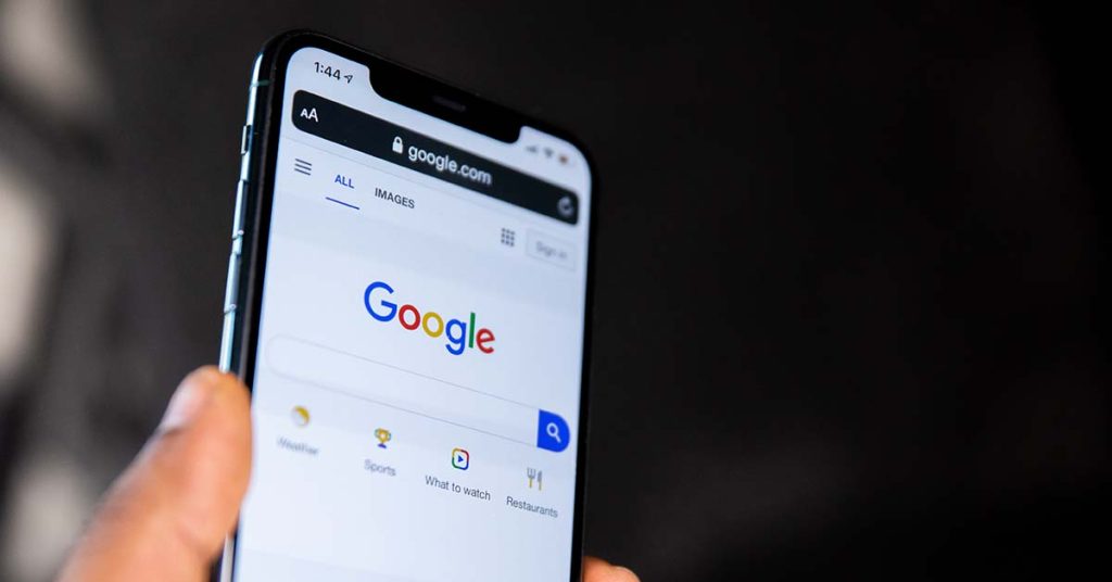 Ein Smartphone mit einer Suchmaschine - hier Google
